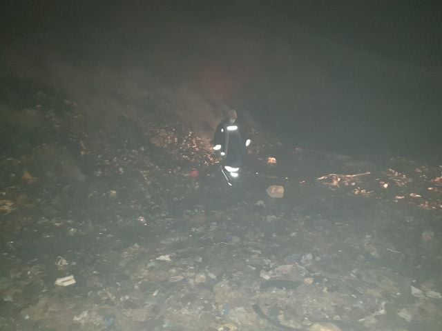 فريق الإطفاء أثناء إخماد النيران بمكب القمامة الملاصق لمحطة كهرباء جنوب طرابلس. (الشركة العامة للكهرباء)