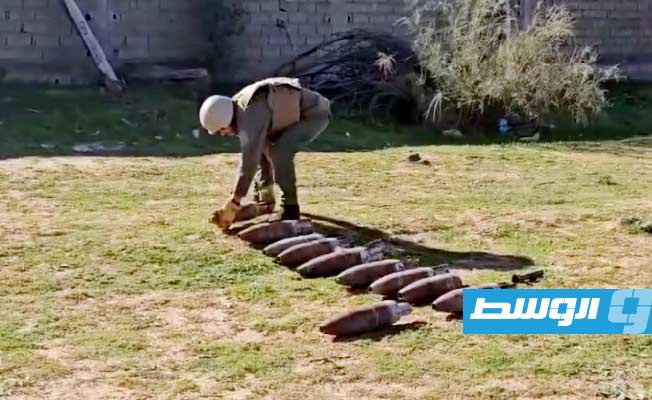 من انتشال قذائف مدفعية من مزرعة بجنوب طرابلس، 9 يناير 2024. (وزارة الداخلية)