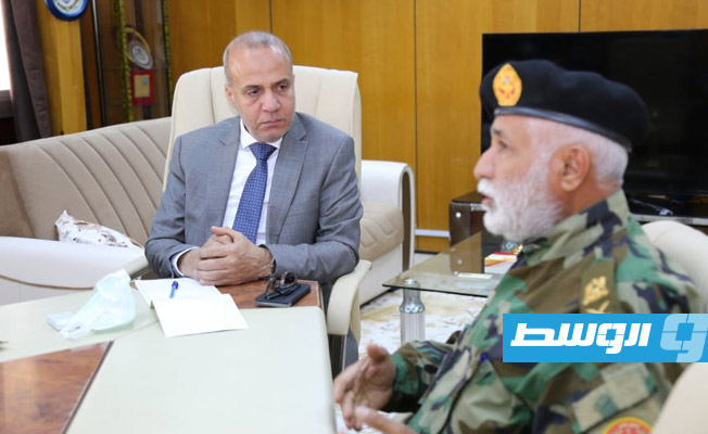 عضو المجلس الرئاسي عبد الله اللافي مع عدد من أعضاء اللجنة العسكرية المشتركة «5+5»، 18 أبريل 2021. (بوابة الوسط)