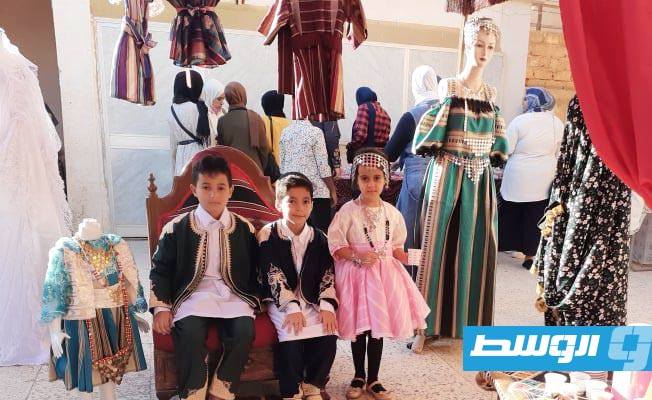 حظور مميز للأطفال بالزي الوطني الليبي في بازار «أنتِ الأمل». (الوسط)