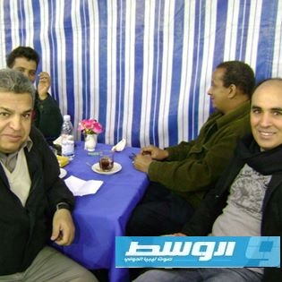 الاستاذ عيسى عبد القيوم وحمد المسماري معرض القاهرة للكتاب 2008