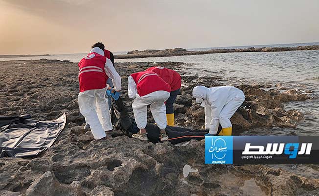 أفراد الهلال الأحمر خلال انتشالهم جثتين على شاطئ صبراتة، 27 مارس 2024. (صفحة الجمعية فرع صبراتة)