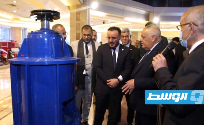 جانب من زيارة وزير الصناعة والمعادن للهيئة العربية للتصنيع في مصر (صفحة الوزارة على فيسبوك)
