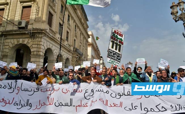 محتجون في الجزائر يطالبون باستقلال القضاء