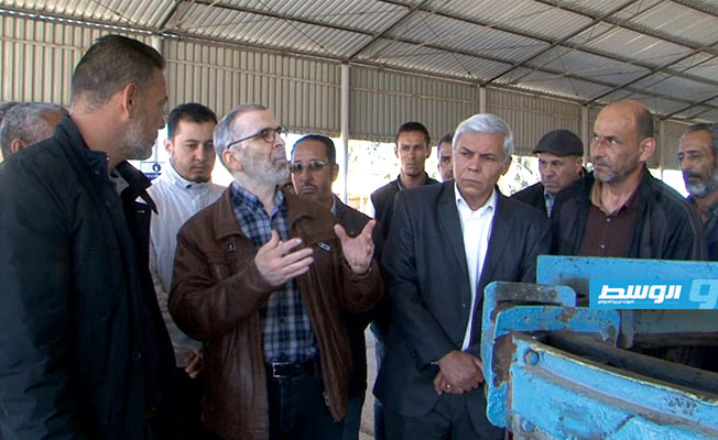 .. ويتفقد عمليات إمدادات الوقود في طرابلس، ٦ أبريل ٢٠١٩. (المؤسسة الوطنية للنفط)