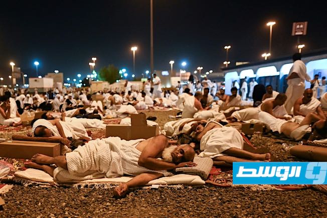 حجاج يأخذون قسطا من الراحة في مزدلفة التي وصلوها من عرفات في ذروة موسم الحج في 27 يونيو 2023. (أ ف ب)
