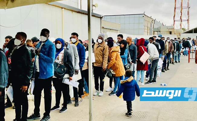 إجلاء 99 مهاجرا من ليبيا إلى إيطاليا