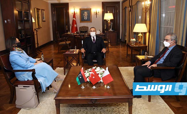 وزير الخارجية التركي يتوسط نظيرته الليبية نجلاء المنقوش، والمالطي إيفاريست بارتولو. (تشاوش أوغلو)