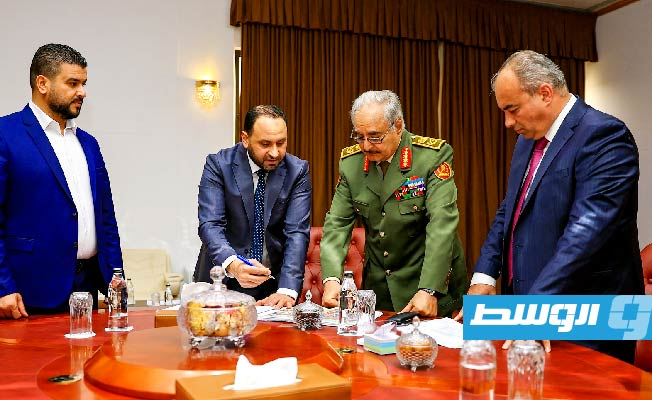 حفتر يلتقي لجنة إعادة الإعمار والاستقرار في بنغازي ودرنة