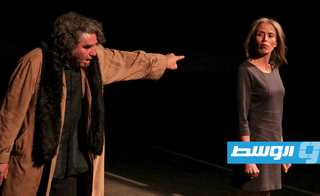 لقطة من مسرحية «تائهون» خلال عرضها بمهرجان «الحمامات الدولي» (خاص لـ بوابة الوسط)