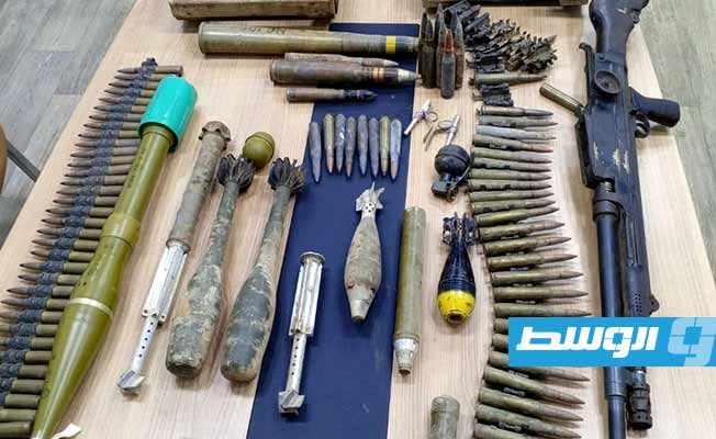 ضبط أسلحة نارية وقنابل يدوية بحوزة مواطنين في بنغازي