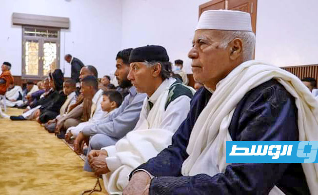 مصلون في مسجد الصحابة بسرت بعد افتتاحه (بلدية سرت)