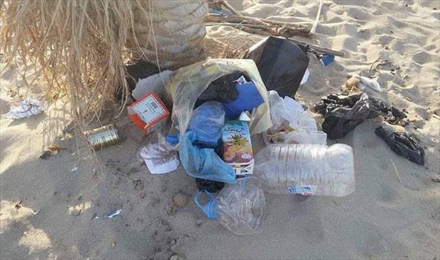 بالصور.. مواطنون يغلقون شاطئ في بنغازي بسبب سلوك الزوار