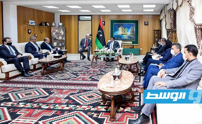 لقاء المنفي مع وزير الدفاع ووزير الدولة لشؤون الشرق الأوسط البريطانيين في طرابلس. (المجلس الرئاسي)