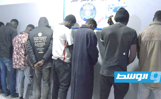 مهاجرون غير شرعيين جرى ضبطهم في مدينة الخمس، الأحد 26 مارس 2023 (وزارة الداخلية)