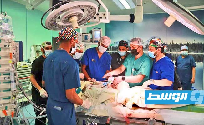 أطباء سعوديون في مركز الملك سلمان للإغاثة يجرون بنجاح عملية «معقدة» لفصل توأمين يمنيين سياميين (الإنترنت)