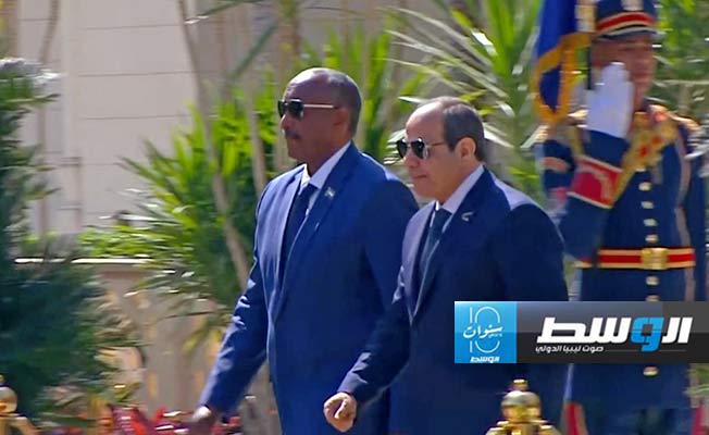 بالفيديو: السيسي يستقبل قائد الجيش السوداني في القاهرة