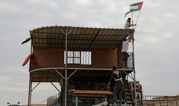 نشطاء يرفعون العلم الفلسطيني فوق بؤرة استيطانية في الضفة الغربية