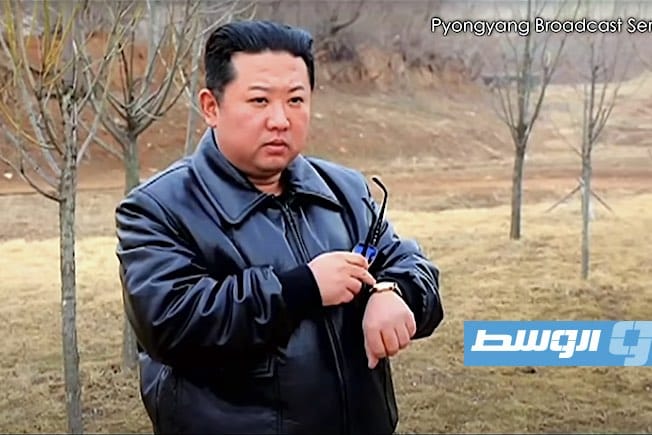 شاهد زعيم كوريا الشمالية وهو يعطي أمر إطلاق صاروخ بالستي عابر للقارات (فيديو وصور)