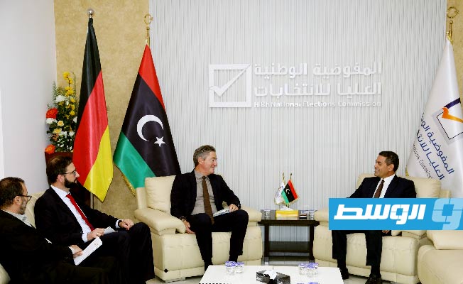 رئيس مجلس المفوضية الوطنية العليا للانتخابات د.عماد السايح والسفير الألماني لدى ليبيا ميخائيل أونماخت، 14 سبتمبر 2022. (مفوضية الانتخابات)
