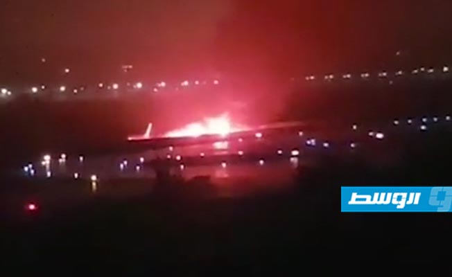 بالصور والفيديو: اشتعال النيران بطائرة ركاب روسية وإصابة 18 شخصًا