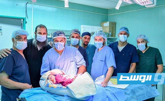 إجراء جراحة دقيقة لطفل حديث الولادة بمركز طبرق الطبي