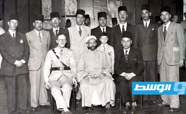 على الجربي مستشار الأمير إدريس السنوسي جالس على يمينه وخلفهم رجال تأسيس دولة ليبيا