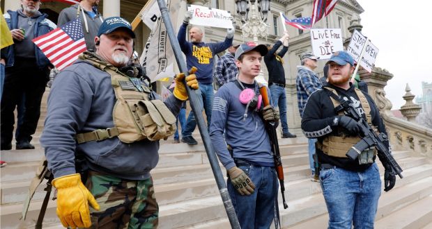 متظاهرون مسلحون بمبنى الكابيتول في ولاية ميشيغان. (أ ف ب)