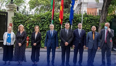 جانب من لقاء وزير الداخلية بحكومة الوحدة الوطنية الموقتة ونظيره الإسباني (صفحة الوزارة على فيسبوك)