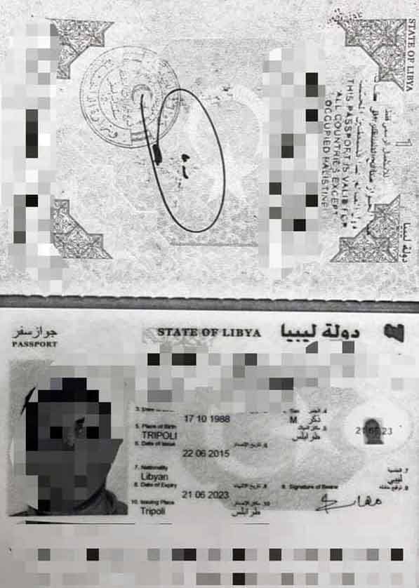 جوازات سفر المتهمين الذين جرى ضبطهم في مطار مصراتة الدولي، 7 أكتوبر 2021.(الأمن الداخلي)