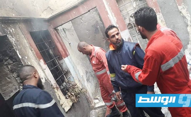 عناصر هيئة السلامة الوطنية خلال عملية إخماد حريق بمنزل في طرابلس، 29 أكتوبر 2020. (صفحة الهيئة على فيسبوك)