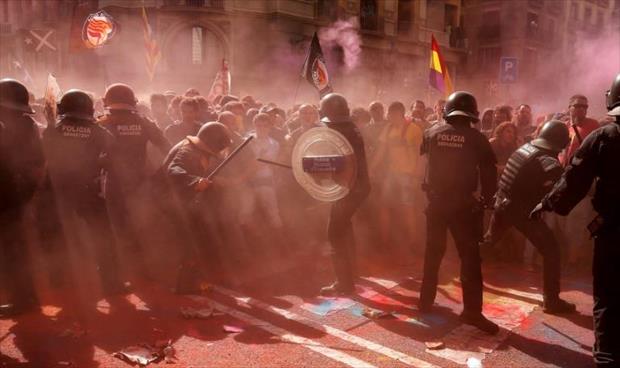 24 جريحًا في اشتباكات بين متظاهرين انفصاليين والشرطة في كتالونيا