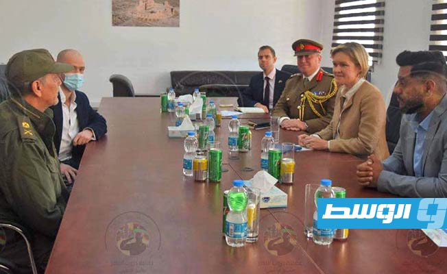 السفيرة البريطانية تجتمع مع آمر غرفة عمليات سرت والجفرة في مصراتة