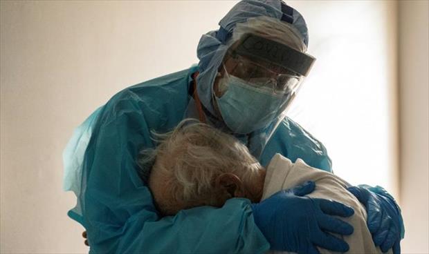صورة طبيب يعانق مسنا مصابا بـ«كوفيد-19» تحقق انتشارا واسعا