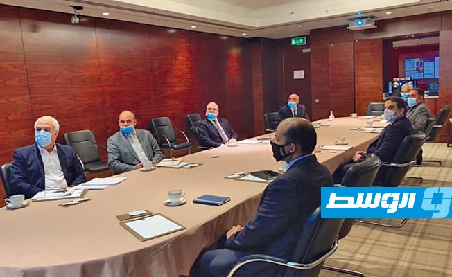 اجتماع مؤسسة النفط برئاسة صنع الله مع مسؤولي شركة «شلمبرجير» في لندن، 25 يوليو 2020. (مؤسسة النفط)