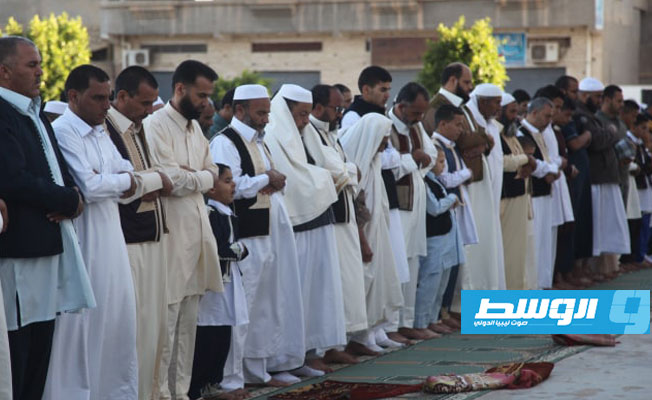 أهالي ترهونة يؤدون صلاة عيد الفطر بساحة المسجد العتيق