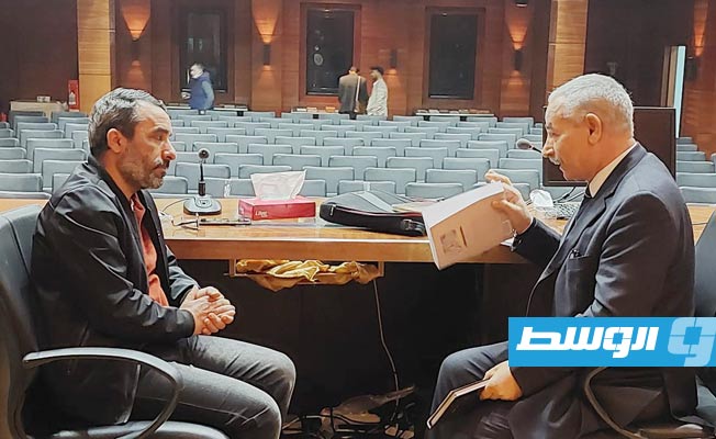 الدكتور محمد الدويب (يمين) مع عبدالسلام الفقهي في حوار لـ«بوابة الوسط» (تصوير: مهند سليمان)