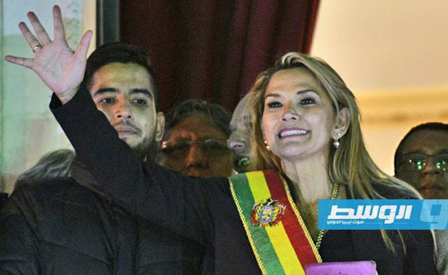 الرئيسة الموقتة لبوليفيا تشكل حكومة جديدة وموراليس يتعهد بالعودة