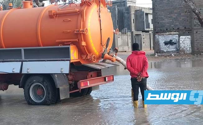 جانب من عملية شفط الأمطار في طرابلس، 4 ديسمبر 2021. ( شركة الخدمات العامة طرابلس).