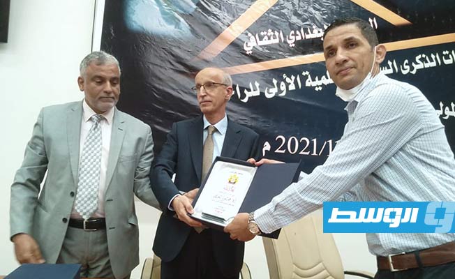 الدكتور خالد عون يقدم درع التكريم لأسرة الشاعر عبدالمولى البغدادي (بوابة الوسط)