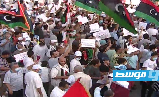 بالصور.. متظاهرون يتوافدون على ميدان الشهداء في طرابلس استجابة لدعوة الدبيبة