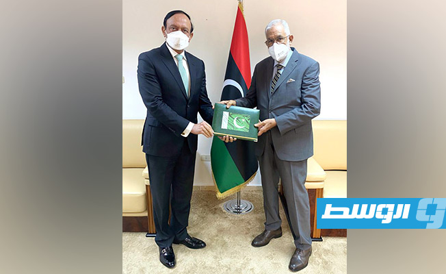 لقاء سيالة مع السفير التركي الجديد لدى ليبيا كنعان يلمز. (وزارة الخارجية الليبية)