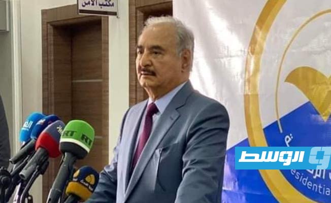 حفتر متحدثا للصحفيين بمكتب الإدارة الانتخابية في بنغازي، الثلاثاء 16 نوفمبر 2021. (الإنترنت)