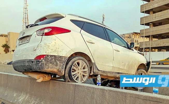 سيارة وقعت في حادث مروري بطريق الشط في طرابلس، 29 ديسمبر 2023 (مديرية أمن طرابلس)