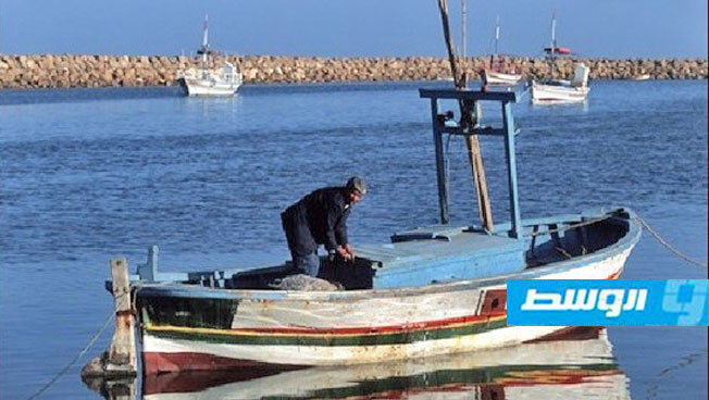 القوات البحرية تعلن إنقاذ اثنين من الصيادين الليبيين