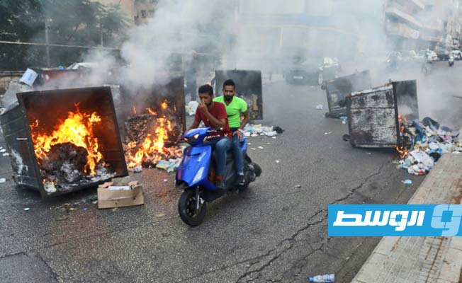 لبنان.. متظاهرون يقطعون طرقا عشية رفع لأسعار الوقود