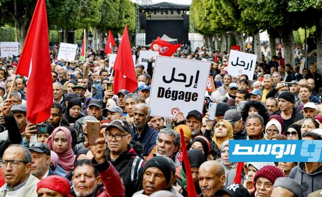 تونسيون يتظاهرون ضد قيس سعيد قبل أسبوع من الانتخابات التشريعية
