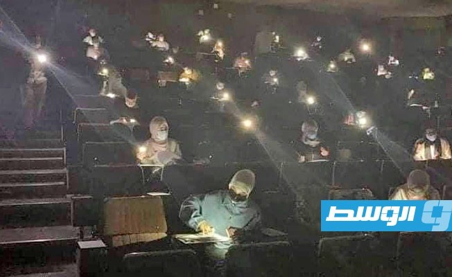 طلبة أولى طب بشري في بنغازي يؤدون الامتحان على ضوء النقالات بعد انقطاع الكهرباء, 15 سبتمبر 2020. (الإنترنت)