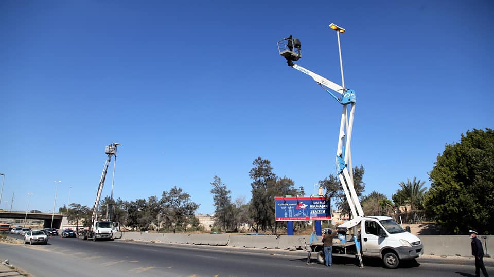 بالصور: «الكهرباء» تواصل حملة صيانة أعمدة الإنارة في شوارع طرابلس