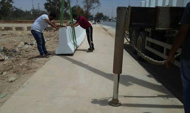 بلدية بنغازي تغلق مكب ساحة بلعون بحواجز خرسانية